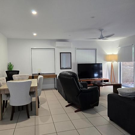 Villa Quarterdecks Retreat Urangan Exterior foto
